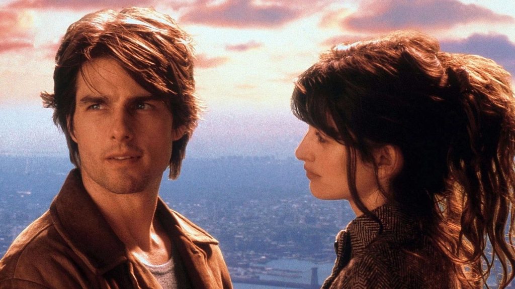 Movies like Ready Player One: Tom Cruise's David Aames and Penelope Cruz's Sofia Serrano look onto the horizon in "Vanilla Sky"